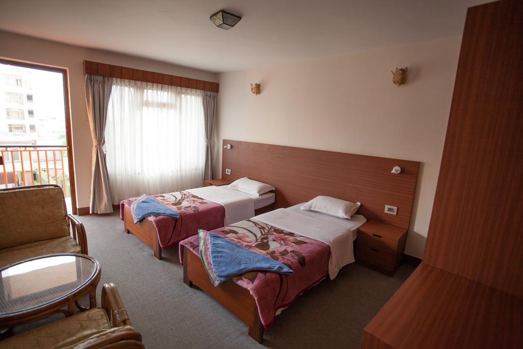 Maya Guest House Thimi ภายนอก รูปภาพ