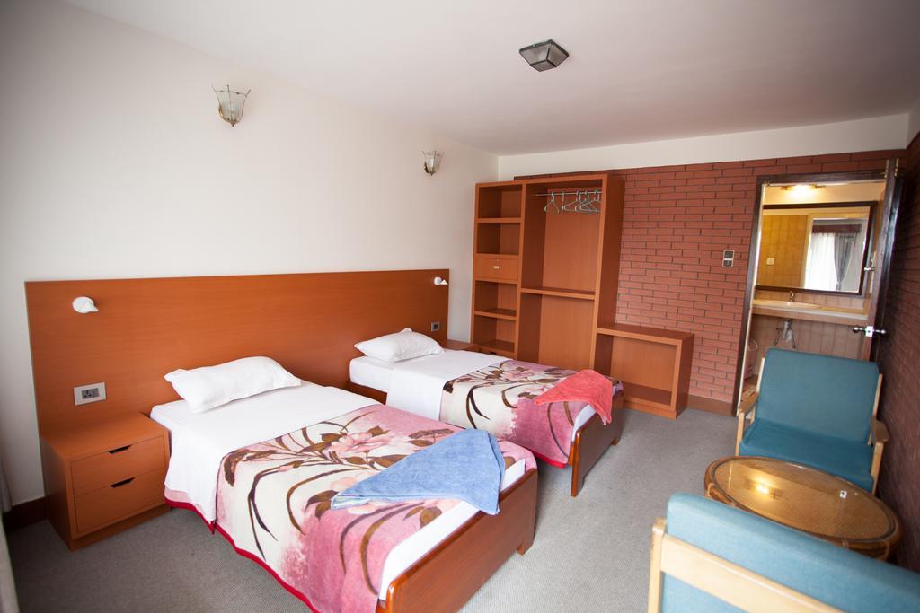 Maya Guest House Thimi ภายนอก รูปภาพ